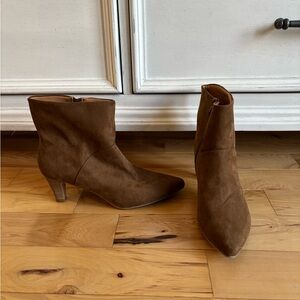 NWT - Size 8, brown boots
